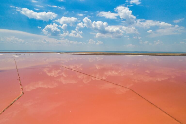 Геническое розовое озеро в с. Приозерное