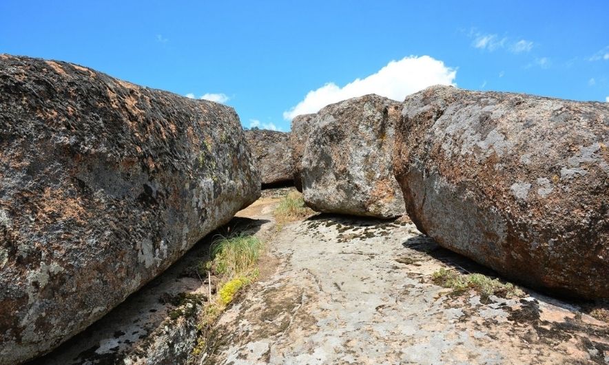 Огромные камни в каньоне