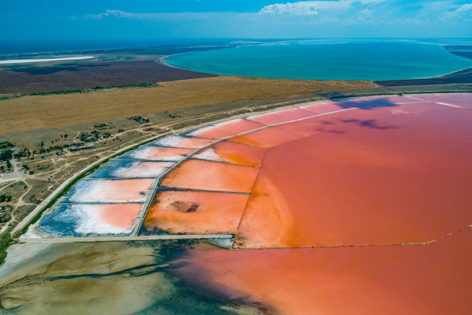 Арабатская стрелка розовое озеро