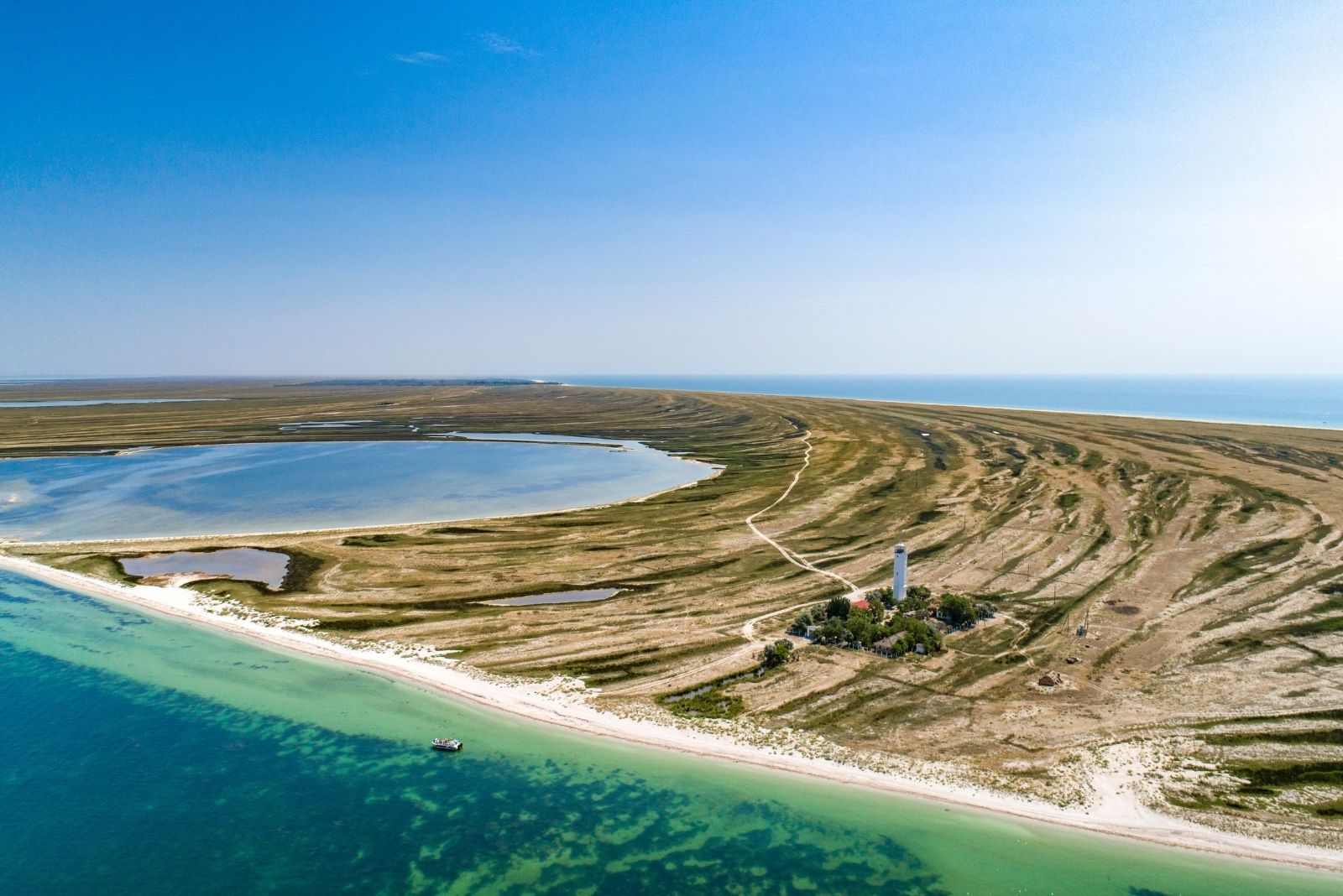 Геническ. Остров Бирючий на Азовском море. Коса Бирючий остров. Бирючий остров заповедник. Резиденция президента Украины на острове Бирючий.