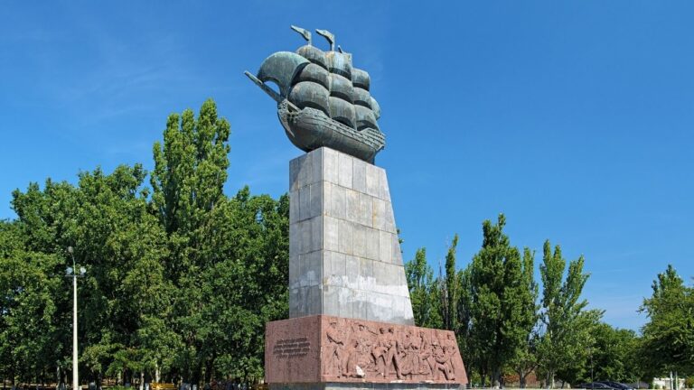 Памятник первым корабелам