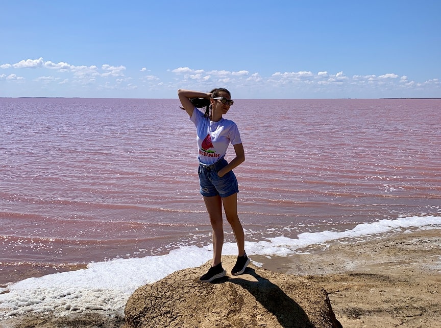 Красивая девушка на фоне розового озера