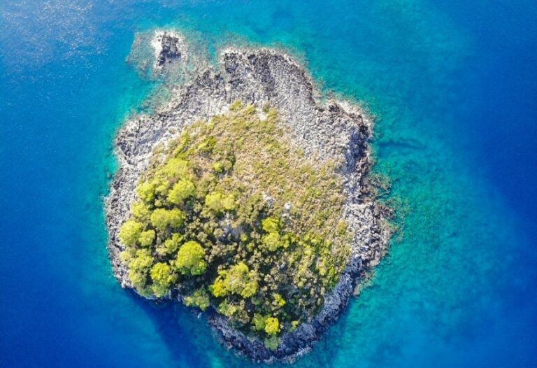 Красивый остров
