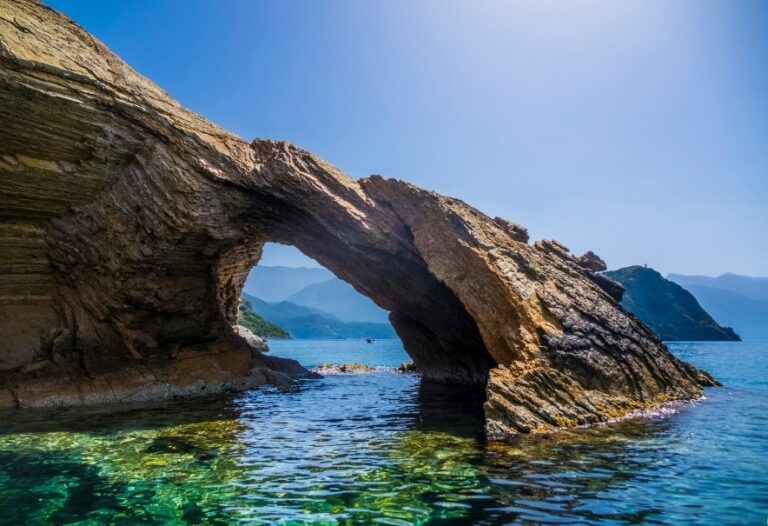 Необычная арка из скалы