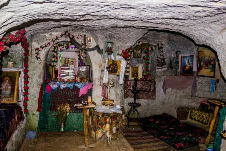 Внутри бакотского монастыря