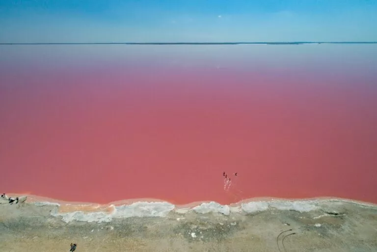 Рожеве озеро поблизу села Іванівка