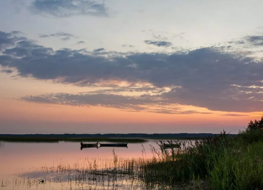 Остров на озере Свитязь на закате