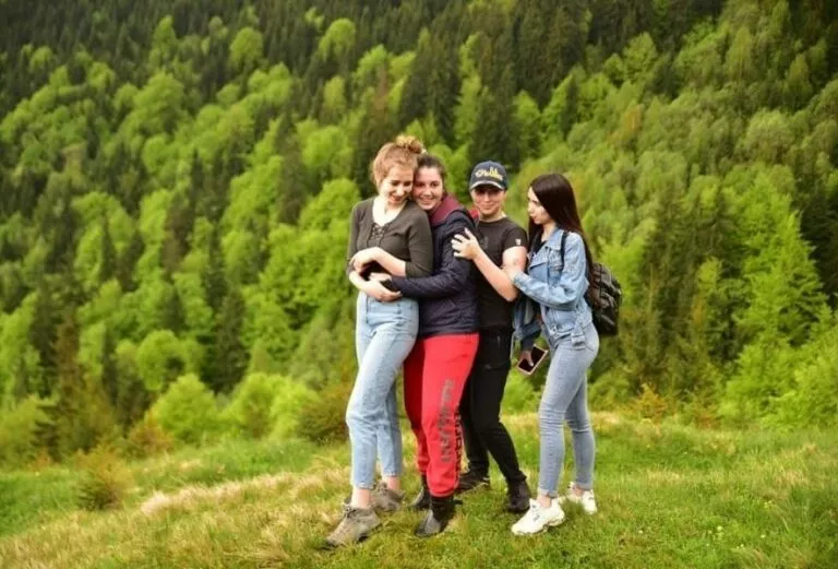 Фото на фоне горного леса
